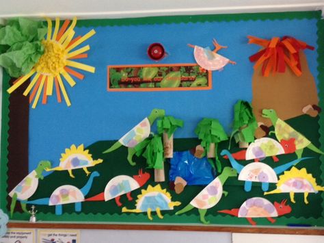 Dinosaur display Dinosaur Display Eyfs, Beatles Crafts, Dinosaur Display, Display Boards For School, Dinosaur Classroom, Science Display, Dinosaurs Preschool, Teacher Activities, School Displays