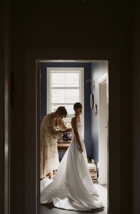 Hotel Bride Photos, Vogue Bride Editorial, Wedding Getting Ready Photography, Bridal Getting Ready Photos, Vogue Wedding Photography, Bride Getting Ready Photography, Wedding Ideas Lake, Wedding Dress Editorial, Bride Dress Up