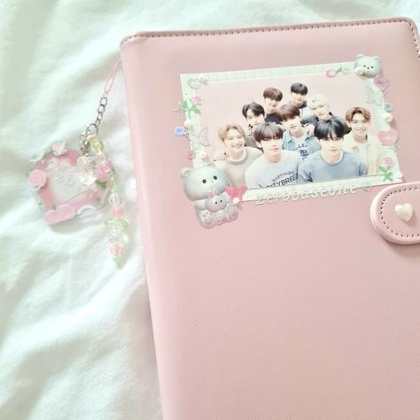 Binder Ideas Cover, Kpop Binder Deco Cover, K Pop Binder Ideas, Pink Binder Covers, A5 Binder Deco, Pc Binder Deco, Macaron Binder Deco, Binder Design Cover Ideas, Kpop Binder Cover Ideas