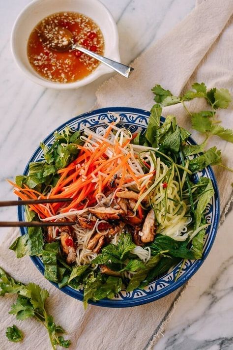 Vietnamese Noodle Salad, Vietnamese Rice, Rice Noodle Salad, Vietnamese Chicken, Salad With Chicken, Rice Noodle, Rice Vermicelli, Vermicelli Noodles, Chicken Thigh Recipes Baked