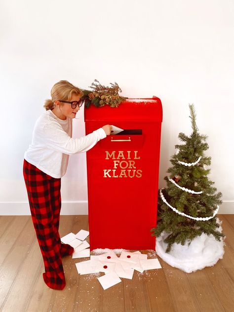 How to make a DIY Santa Mailbox Letters To Santa Mailbox Diy Cardboard, Noel Decor, Christmas Mailbox, Santa Mailbox, Diy Mail, Christmas City, Diy Mailbox, Vintage Mailbox, Santa Mail