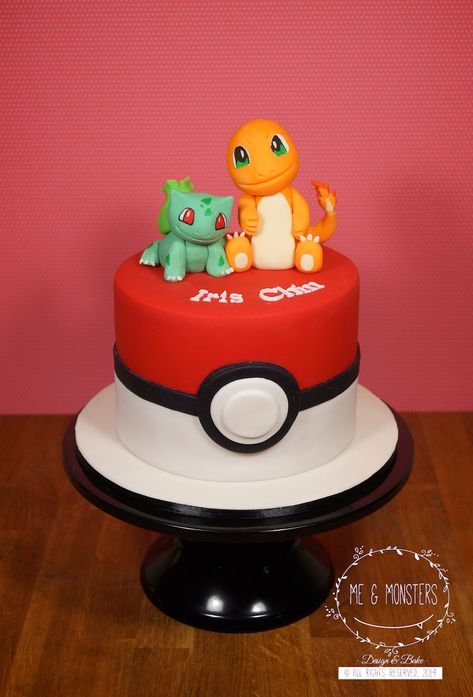 Pokémon Go cake. Bulbasaur and Charmander Charmander Cake Birthdays, Pokemon Cake Charmander, Bulbasaur Cake Ideas, Charmander Birthday Cake, Charmander Cake Ideas, Pokemon Cake Ideas Buttercream, Charmander Birthday Party, Charzard Birthday Cakes, Bulbasaur Cake