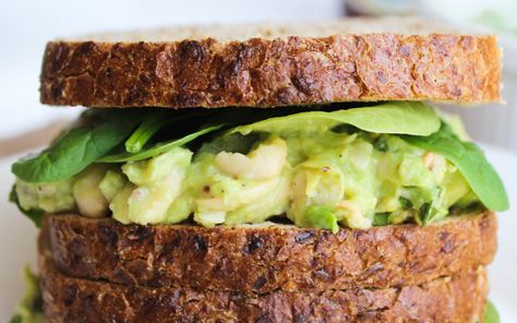 This easy smashed white bean and avocado sandwich is the perfect lunchtime staple for anybody. Sassy Sandwiches, Basil Sandwich, Pizza Vegana, Avocado Sandwich, Avocado Egg Salad, Plant Based Breakfast, Food Lunch, Vegetarian Lunch, Vegan Sandwich