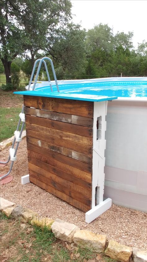 Pool Outside Decor, Poolside Bar Ideas Diy, Above Ground Pool Bar Plans, Pallet Pool Bar Diy Projects, Pallet Projects For Pool Area, Pool Side Table Ideas, Poolside Table Above Ground, Above Ground Pool Table Diy, Pool Diy Accessories