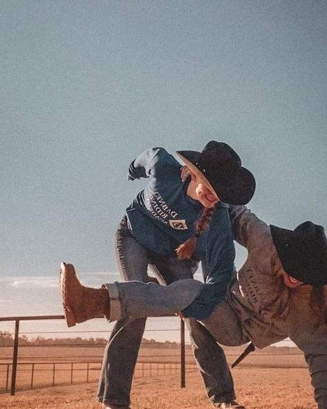 Cute Country Pictures With Friends, Rodeo Pics With Friends, Cowgirl Poses With Friends, Rodeo Friends Pictures, Rodeo Best Friend Pictures, Country Best Friends, Teen Friends, Friendship Photoshoot, Bff Photoshoot Poses