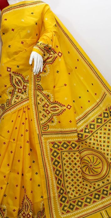 Kutch Work Saree, Kutchi Embroidery, Handwork Saree, Sindhi Embroidery, Yellow Kurti, Kutch Embroidery, Kantha Sarees, Kutch Work Designs, Sari Design