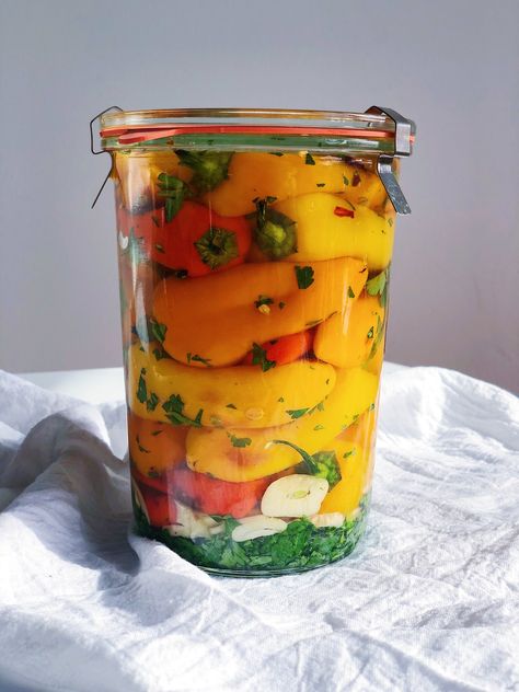 Marinated Sweet Peppers - that's what she eats. Pickled Peppers Recipe, Pickled Pepper Recipe, Sweet Pepper Recipes, Ugly Food, Pickled Peppers, Mini Sweet Peppers, Bread Dip, Stuffed Mini Peppers, Sweet Peppers