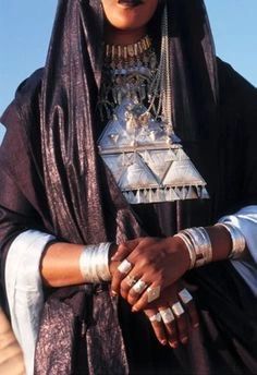 Blue people of the Sahara- Tuareg – alache Blue Headscarf, Tuareg People, Tuareg Jewelry, Veiled Woman, Horse Inspiration, Headpiece Jewelry, African Culture, African Beauty, North Africa