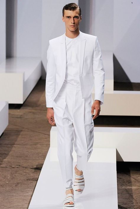 Boss Spring 2010 Menswear Collection - Vogue All White Mens Outfit, White Party Attire, White Outfit For Men, Lookbook Casual, Summer Suits Men, White Runway, 2000 Fashion, Mens Fashion Edgy, All White Outfit