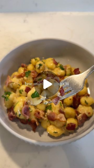 Holly Dingwall on Instagram: "BRIE AND BACON GNOCCHI 🥓🧀

This indulgent rich and creamy gnocchi is the perfect cheesy treat and it’s made all in one pan! 😋 if you love Brie, you’ll love this dish! 

INGREDIENTS (serves 2) 
- 5-6 bacon rashers, chopped 
- 1 onion 
- 1 tbsp butter 
- 1 clove garlic 
- 3 sprigs thyme 
- 450g gnocchi 
- 1-2 tsp chilli flakes 
- 120g Brie, with rind removed (the creamier the better) 
- 350ml chicken stock 
- handful parsley 
- 1 tbsp pepper 

METHOD 
- To a pan, fry the bacon rashers in 1 tbsp oil for 4-5 mins on medium-high heat until crispy
- Remove from the pan and set aside then in the same pan add the butter until melted 
- Add the onion to the pan and fry for 3-4 minutes then add the garlic, thyme and chilli flakes (fry for 2 mins more) then add the Br Chicken Bacon Ranch Gnocchi, Brie And Bacon Gnocchi, Gnocchi With Bacon Cream Sauce, Bacon Gnocchi, Gnocchi With Bacon, Pan Fried Gnocchi, Creamy Gnocchi, Meal Sides, Cozy Cook