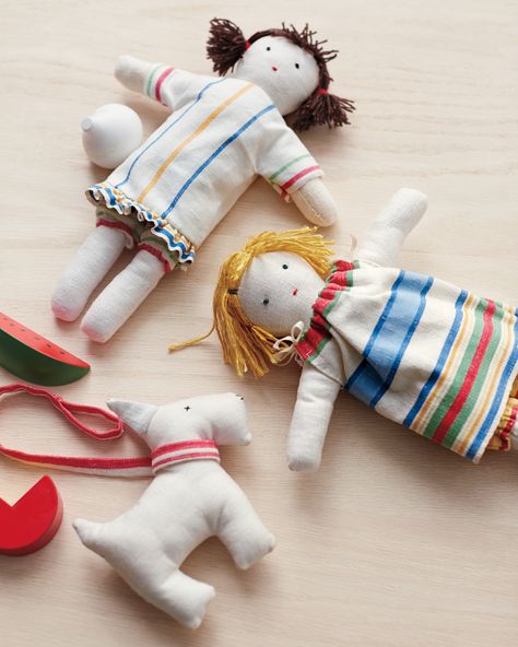 31 of Our Favorite Sewing Projects | Tea Towel Doll: Here's a sweet gift any child would cherish: Turn leftover bits of embroidery floss?, yarn scraps, and a set of tea towels into a handmade doll.  #crafts #sewing #marthastewart #sewingprojects Homemade Dolls, Popular Crafts, Operation Christmas Child, Sewing Dolls, Waldorf Dolls, Cloth Dolls, Sewing Toys, Doll Crafts, Soft Dolls