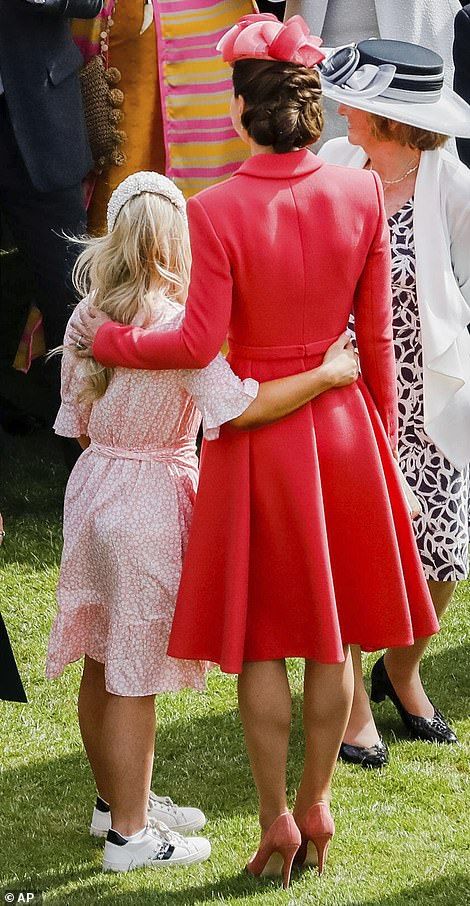 Kate Middleton and Sophie Wessex represent the Queen at Buckingham Palace garden party Kate Middleton Flowers, Royal Jubilee, Buckingham Palace Garden Party, Kate Middleton Queen, Royal Garden Party, Buckingham Palace Gardens, Royal Family Portrait, Kate Middleton Outfits, Horse Guards