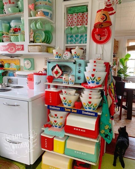 1940's Kitchen, Desert Kitchen, Kitschy Kitchen Decor, Cozy Kitchens, Kitchen Retro, Vintage Kitchens, Vintage Dishware, Flea Market Decorating, Vintage Appliances