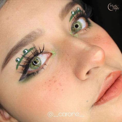 Frog Makeup Halloween, Frog Makeup Look, Frog Makeup, Makeup Verde, Halloweenský Makeup, Green Colored Contacts, Green Eyeliner, Soft Lens, Graphic Liner