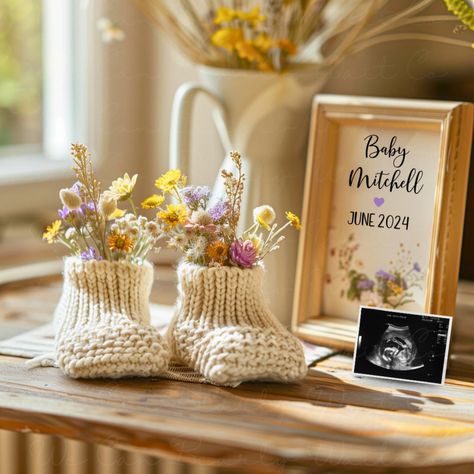 Demo link: https://www.corjl.com/d/529KNP Let your loved ones on social media know that you're expecting with our boho spring baby announcement. This wildflower baby announcement is also digital, self-editing, gender neutral, and makes the perfect summer baby booties reveal. Enjoy! Please be aware that you will NOT receive a physical copy of the photo via mail. This is a square 10.66 x 10.66-inch digital image that you'll be able to edit using the link from Corjl. If you get stuck or have any qu Gender Neutral Announcement, Wildflower Gender Reveal, Flower Field Pregnancy Announcement, Baby Announcement Flat Lay, Mother’s Day Baby Announcement, Spring Baby Shower Themes Neutral, Flower Pregnancy Announcement, Spring Baby Announcement Ideas, Cute Pregnancy Announcement Ideas