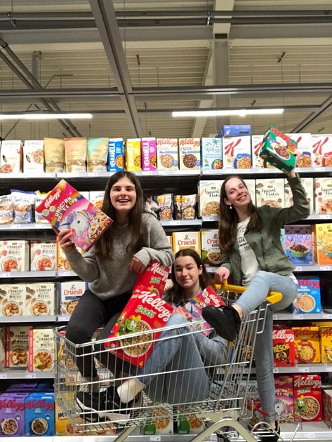 #supermarket #bestfriends #photos Friends Grocery Shopping, Calm Pictures, Trio Poses, Friends Photoshoot, Dump Ideas, Fun Sleepover Ideas, Book Instagram, Foto Shoot, I Love My Friends