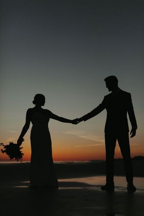 Beach Photography Wedding, Silhouette Couple Photography, Wedding Picture Ideas Beach, Beach Wedding Portraits, Beach Pre Wedding Shoot, Couples Silhouette, Beach Wedding Pictures, White And Green Florals, Wedding Pictures Beach