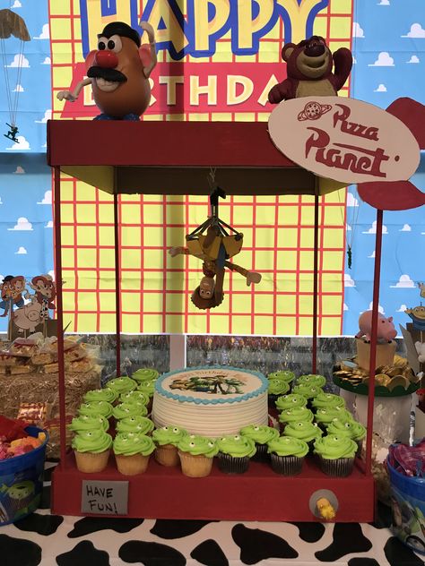 Toy Story First Birthday Centerpieces, Toy Story Cupcakes Diy, Toy Story Birthday Centerpieces Diy, Toy Story Themed Cupcakes, Toy Story Second Birthday Cake, Toy Story Dessert Table Ideas, Toy Story Cupcakes Ideas, Toy Story Birthday Desserts, Toy Story Birthday Party Ideas Cake