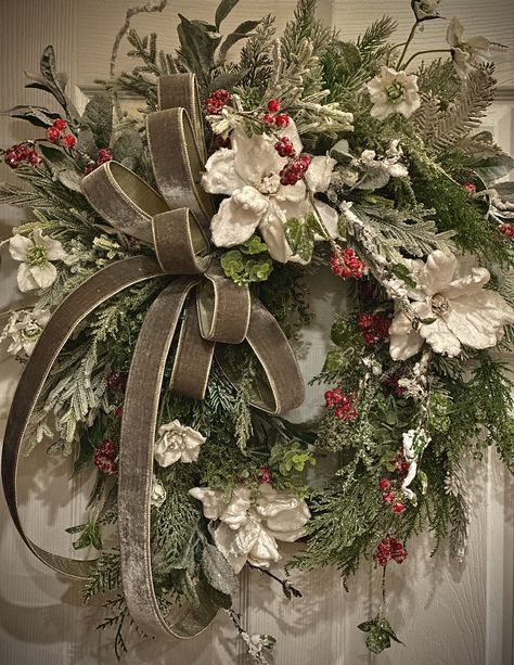 Mantle Floral Arrangements, Flower Arrangements Christmas, Christmas Doorway Decorations, Magnolia Christmas, Holiday Wreaths Diy, Winter Wreaths, Christmas Flower Arrangements, Door Wreaths Diy, Christmas Decorations Wreaths