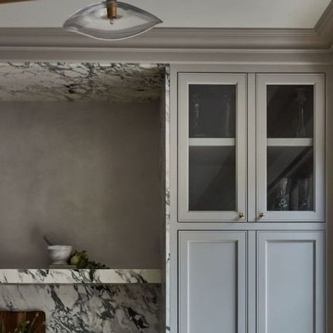 Anne Carr Design on Instagram: "Who ever said gray is passé? If you love the look use it. No one else lives in your house but you!! This kitchen is truly beautiful and serene. @lauren_nelson_design" Winter Mcdermott, Modern Manor, Dwell Kitchen, Classic Kitchen Design, Kitchen Design Inspiration, Manor Houses, Classic Kitchens, Traditional Living, Photo S