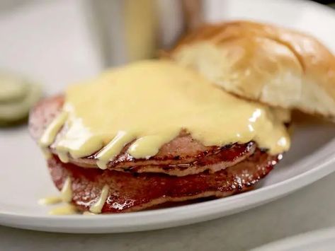 Fried Bologna Sandwich Bbq Bologna, Bologna Sandwich Recipes, Homemade Bologna, Fried Bologna Sandwich, Basic Vanilla Cake Recipe, Bologna Recipes, Chicken Alfredo Fettuccine Recipe, Fried Bologna, Bologna Sandwich