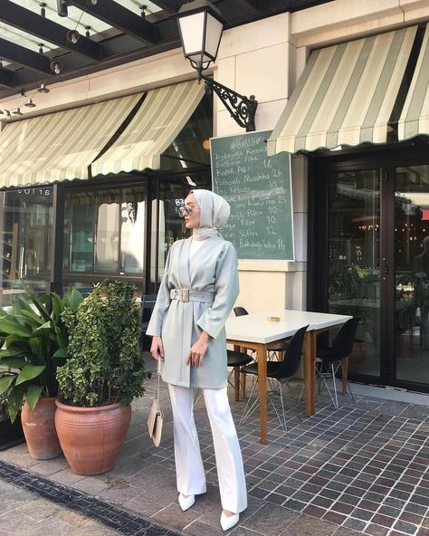 hi tea ☕ Hijab Stile, Office Outfits Women Casual, Stile Hijab, Hooded Sweatshirt Dress, Modern Hijab, Street Hijab Fashion, Mode Turban, Hijab Style Casual, Office Outfits Women