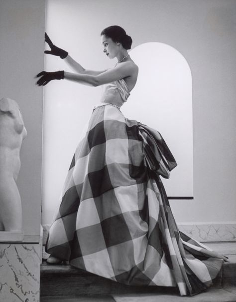 Model wearing a checked gown by Pierre Balmain, Summer 1952. Photo by André Ostier. via fotointern Look Retro, Fashion 1950s, Vintage Fashion Photography, Pierre Balmain, Vintage Couture, Vintage Glam, Vestidos Vintage, Moda Vintage, Vintage Vogue