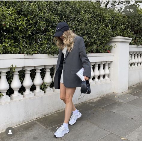 Blazer And Tennis Shoes Outfit, Blazer New Balance, Tweed Blazer Outfit, Eurotrip Outfits, Dresses With Tennis Shoes, Balance Outfit, Hot Fall Outfits, Japan Autumn, Black Blazer Dress