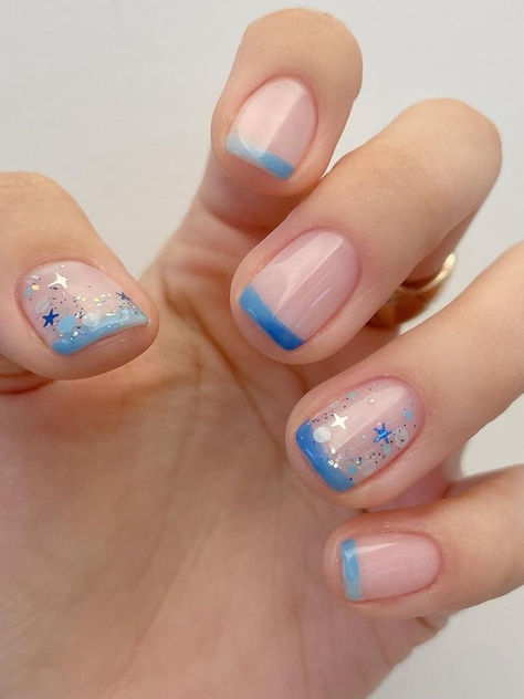 summer nail design: blue French tips with glitter Blue Colour Nail Art, Two Colour Nails, Best Summer Nail Designs, Two Color Nails, Nail Designs And Colors, Coral Nails With Design, Beachy Nails, Bridal Nail Art, Summer Nail Designs