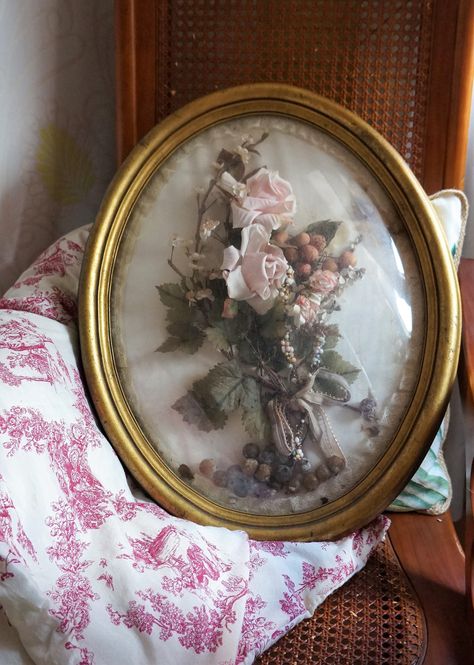 "Welcome! Amazing Oval Gold Frame Flowers Preserve from France. In good vintage condition. Gold Wooden Frame, Oval Bubble Glass Antique. Romantic and perfect for decoration home. We love it. Measurements: H: 20.86\" (53 cm) W: 16.53\" (42 cm) Deep: 1.57\" (4 cm) Thanks for stopping by!IMPORTANT: Due to the delicate situation We're all going through, and in order to keep the safety of courier workers too, all orders will be dispatched when alert sanitary finished. You can purchased or reserve ite Antique Wedding Decor, Vintage Wedding Bouquet, Moody Artwork, Victorian Room, Frame Flowers, Wedding Bouquet Preservation, Vintage Photo Frames, Bouquet Preservation, Frame Wedding