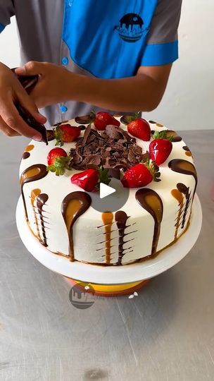 Fancy Cake Decorating, Yummy Chocolate Cake, Chocolate Cake Recipes, Tasty Chocolate Cake, Cake Decorating Ideas, So Yummy, Fancy Cakes, Chocolate Cake Recipe, How Sweet Eats