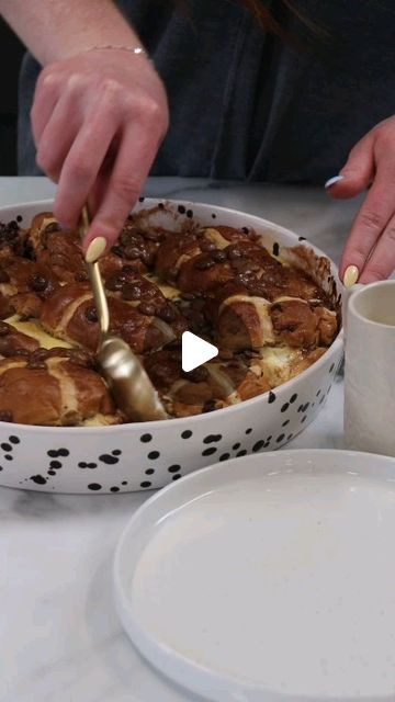 Jane Dunn on Instagram: "Hot Cross Bun Pudding 😋🤤 Recipe 👇

This easter dessert is delicioussss!  And very easy!  A great one to do if, like me, you get excited about easter and buy too many hot cross buns!!

Warming and chocolatey, this hot cross bun pudding is perfect if you need a super quick dessert for people coming round at easter time. Enjoy! ❤️

✨Recipe ✨
▪️6-8 hot cross buns
▪️200g milk chocolate
▪️300ml milk
▪️275ml double cream 
▪️2 medium eggs
▪️3tbsp caster sugar 
▪️1tsp vanilla extract
▪️100g chocolate chips 

✨Method ✨
▪️Preheat the oven to 160ºc fan and grab a large baking dish 
▪️Halve the hot cross buns, and add a few chunks of chocolate in the middle of each 
▪️Lay them into the dish 
▪️Add the milk, cream, eggs, sugar and vanilla to a bowl and whisk to combine
▪️Pour Cream Desserts Recipes, Cream Eggs, Hot Cross Bun, Tiktok Recipes, Quick Dessert, Double Cream, Easter Baking, Cold Desserts, Milk Cream