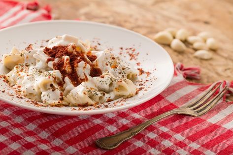 In der Türkei nennt man mit Hackfleisch gefüllte Teigtaschen Manti – und sie sind ein absoluter Genuss. Manti Recipe, Foreign Food, Warm Food, Food Pin, Turkish Recipes, Soul Food, Main Dishes, Low Carb, Food And Drink