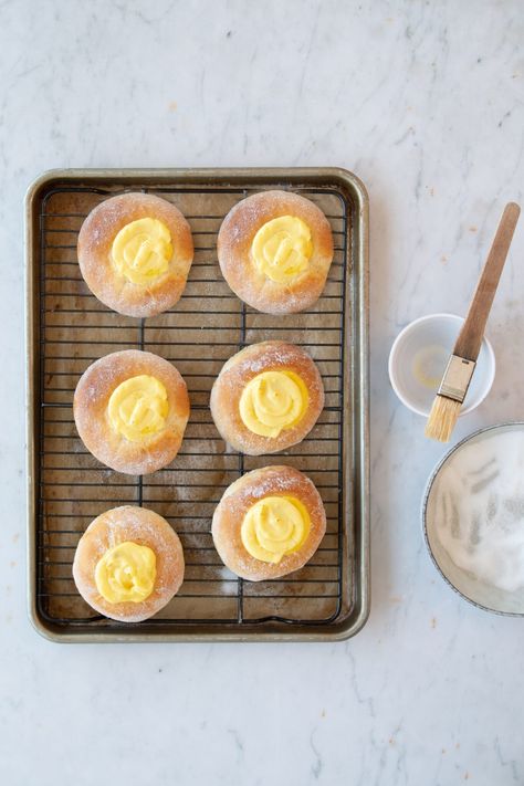 Custard Buns, Nordic Recipe, Finnish Recipes, Cardamom Buns, Nordic Kitchen, Twist Bun, Bun In The Oven, Vanilla Custard, Swedish Recipes