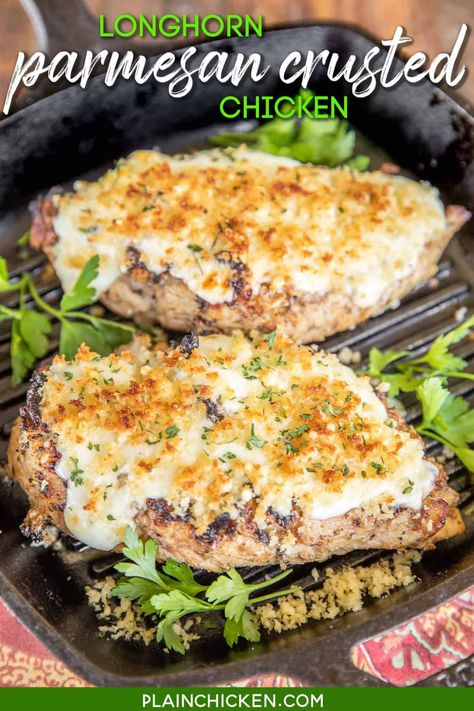 Longhorn Parmesan Crusted Chicken Recipe- copycat from LongHorn Steakhouse. Grilled chicken topped with a creamy Ranch sauce and parmesan crumb topping. Chicken, ranch, garlic, parmesan, panko bread crumbs, provolone, butter. I made this tonight and it is AMAZING! Tastes just like the restaurant. Longhorn Wings Recipe, Bougie Dinner Recipe, Chicken Recipes In The Oven, Longhorn Parmesan Crusted Chicken, Restaurant Chicken, Parmesan Crusted Chicken Recipe, Recipe Copycat, Crusted Chicken Recipes, Ranch Sauce