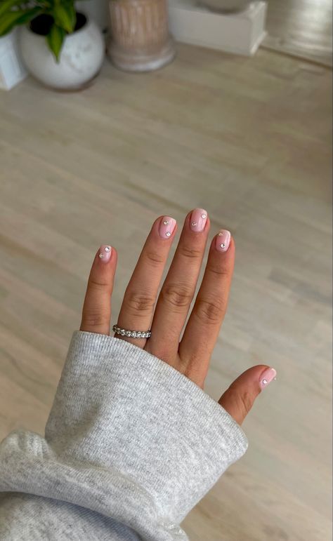 Short Nails Crystals, Short Nails With Crystals, Small Nails Aesthetic, Small Short Nails, Pink Short Nails, Short Pink Nails, Small Crystals, Nails Aesthetic, Crystal Nails