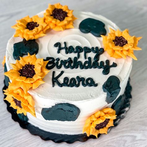 Country Western Cakes Birthday, Cow Themed Birthday Cakes, Sweet 16 Party Ideas Cow Theme, Cow Sunflower Cake, Cow Print Sunflower Cake, Cow Print Birthday Cake Ideas, Cow Print And Sunflower Cake, Cow Cake With Sunflowers, Cow And Sunflower Cake