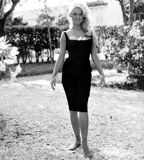 Miss Brigitte Bardot on Instagram: “Brigitte Bardot, 1959 #brigittebardot #vintage #1950s” Bridget Bardot, Bardot Dress, Brigitte Bardot, Iconic Women, Vintage Girls, Single Women, Outfits Aesthetic, Vintage 1950s, Classy Outfits