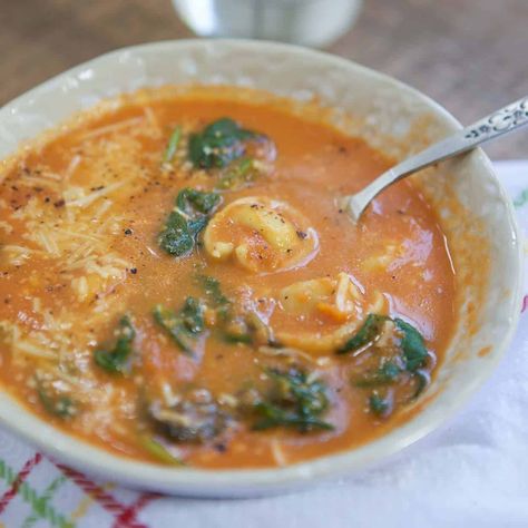 This Tomato-Spinach Tortellini Soup is hearty, yet light. It's the perfect soup to dig into on a cool winter night or weekend. Skinnytaste Soup, Spinach Soup Healthy, Spinach Soup Recipe, Spinach Tortellini Soup, Spinach Tortellini, Gluten Free Puff Pastry, Soup Ideas, Cheap Clean Eating, Tortellini Recipes