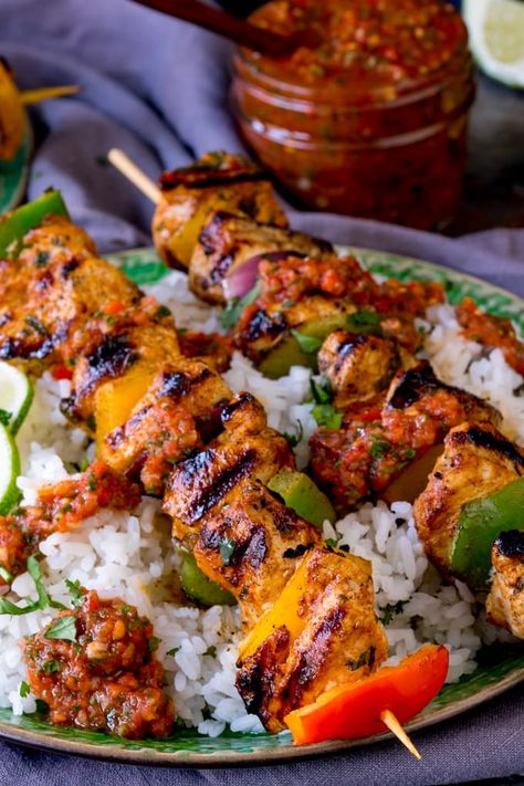 Mexican Chicken Skewers with Rice and Picante Salsa - perfect for Cinco De Mayo or any Friday night dinner! Gluten Free too! Dinner Mexican, Dinner Gluten Free, Fruit Kebabs, Friday Night Dinner, Best Mexican Recipes, Mexican Dinner, Chicken Kabobs, Chicken Kebabs, Mexican Chicken