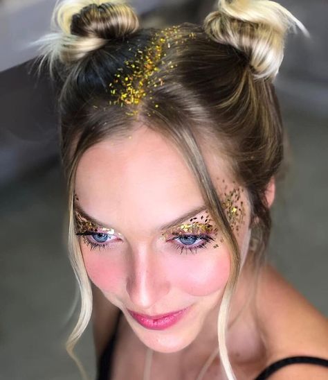 Glitter Carnaval, Make Carnaval, How To Make Glitter, Glitter Photography, Taylor Outfits, Glitter Face, Dewy Makeup, Glitter Decor, Glitter Wedding