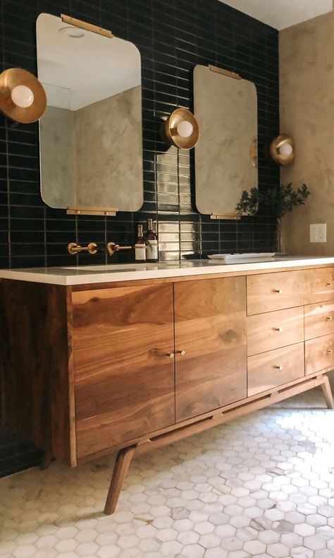 Before and After: This bathroom makeover looks straight out of a fancy hotel.  #bathroom #bathroommakeover #bathroomideas #bathroomtrends #bathroomredo Fancy Hotel, Mid Century Modern Bathroom, Bad Inspiration, Interior Minimalista, New Bathroom, Bathroom Trends, Upstairs Bathrooms, Bathroom Redo, Bad Design