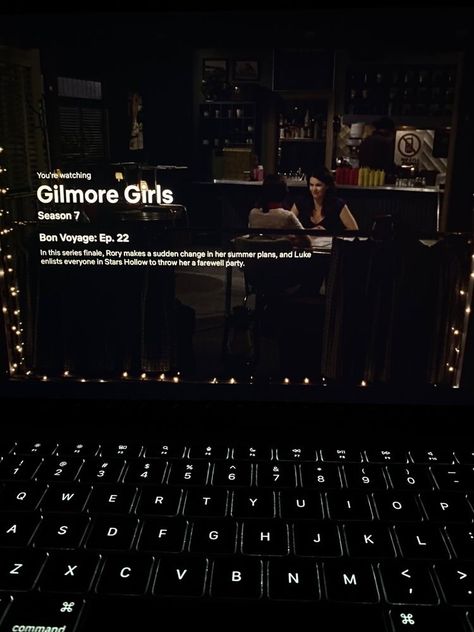 Netflix Watching Aesthetic, Friends Netflix Aesthetic, Gilmore Girls Summer Aesthetic, Watching Tv Aesthetic Night, Gilmore Girls Episodes To Watch When, Girl Watching Netflix Aesthetic, Netflix Night Aesthetic, Watching Netflix Aesthetic Tv, Watch Netflix Aesthetic