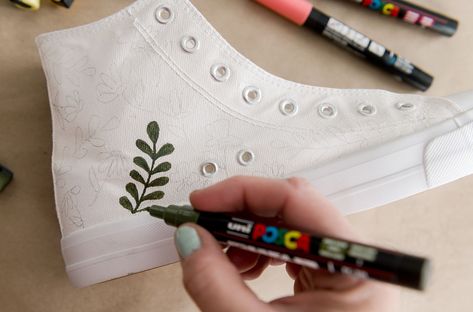 Painting White Converse, Paint Converse Diy, Diy Shoe Designs, Diy Converse, Doodle Shoes, Shoe Painting, Painted Converse, Painted Shoes Diy, Painted Canvas Shoes