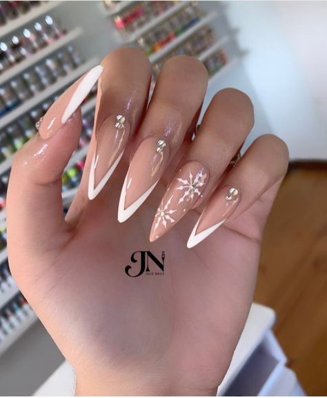 pointy nails Pointy Winter Nails, Pointy Nails Christmas, Christmas Nails Sharp, Stilleto Winter Nail Design, Stilleto Holiday Nails, Winter Nails Stilleto, Sharp Christmas Nails, December Nails Stilleto, Winter Pointy Nails