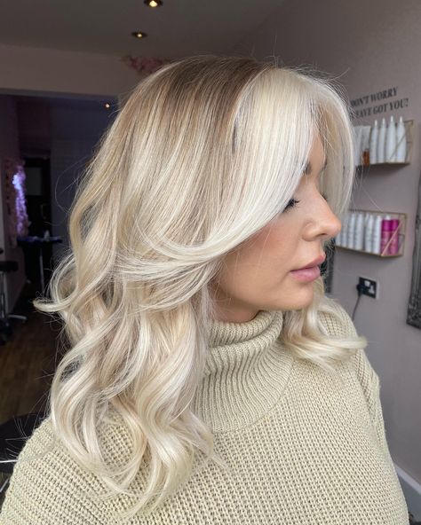 Root Smudge Blonde, Root Smudge, Blonde Hair With Roots, Bright Blonde Hair, Rambut Brunette, Icy Blonde Hair, Hair Shadow, Shadow Root, Dark Roots Blonde Hair