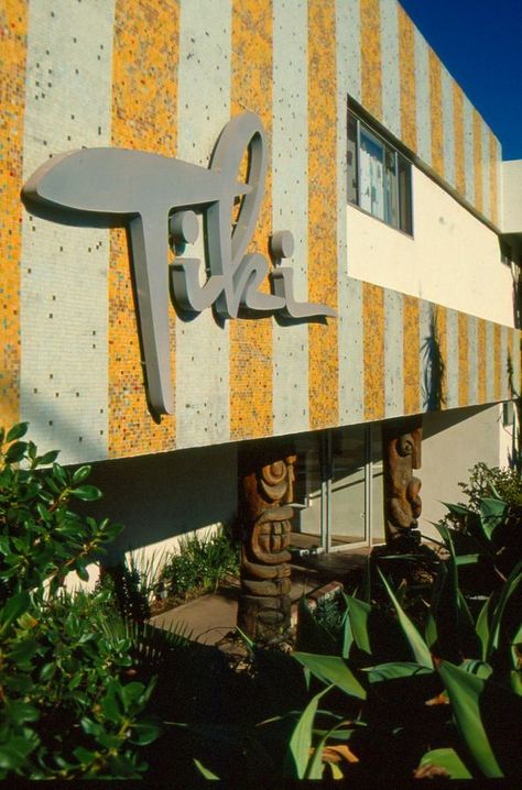 Tiki Hawaii, Tiki Style, Tiki Lounge, Enchanted Tiki Room, Tiki Art, Tiki Tiki, Vintage Tiki, Mid Century Architecture, Tiki Room