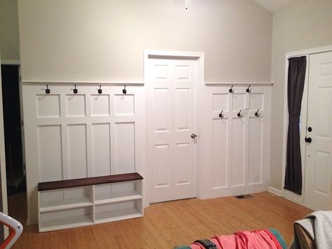 DIY Mudroom Wall with Board and Batten: A Step by Step Tutorial! Lakehouse Mudroom, Diy Mudroom Wall, Mudroom Plans, Mudroom Ideas Diy, Mudd Room, Small Mudroom, Alaska House, Small Mudroom Ideas, Decoration Hall