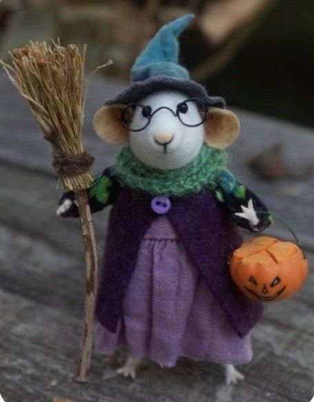 Felt Critters, Felt Creatures, Felt Witch, Felted Mice, Felt Mice, Felting Diy, Prim Crafts, Halloween Mouse, Halloween Dolls