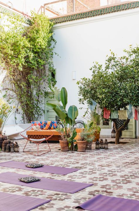 Colorful Yoga Studio, Boho Yoga Studio, Yoga Garden Space, Marrakech Interior, Ambience Photography, Yoga Cafe, Yoga Studio Design Ideas, Yoga Studio Interior, Yoga Event